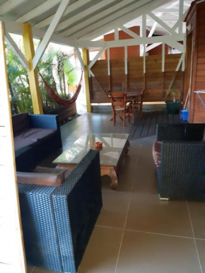 Bungalow de 2 chambres avec piscine partagee jacuzzi et terrasse amenagee a Le Gosier a 5 km de la plage